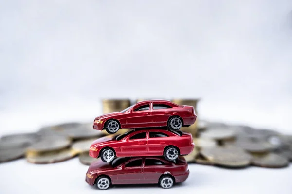 Altın sikkeli oyuncak arabalar büyümeye ve araba kredileri için para biriktirmeye yarıyor — Stok fotoğraf