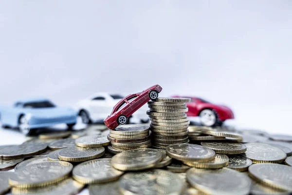 Juguete coches con monedas de oro muestran Para el crecimiento, el ahorro de dinero para los préstamos de automóviles — Foto de Stock