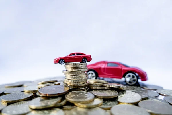 金のコイン付きのおもちゃの車は成長するには、車ローンのためのお金を節約 — ストック写真