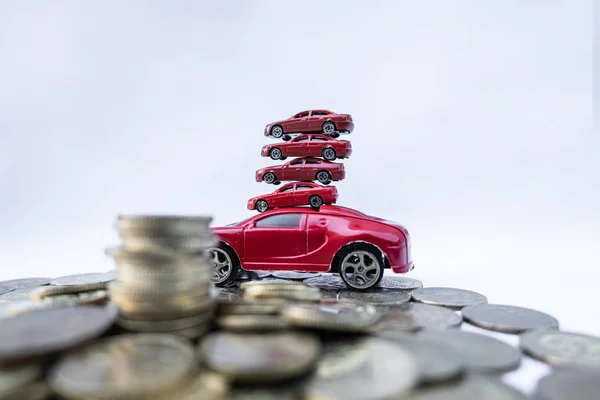 Spielzeugautos mit Goldmünzen zeigen Wachstum und sparen Geld für Autokredite — Stockfoto