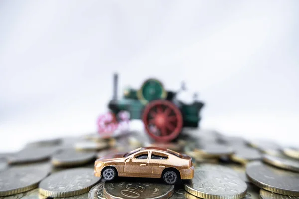 Zabawkowe samochody ze złotymi monetami pokazują wzrost, oszczędzając pieniądze na kredyty samochodowe — Zdjęcie stockowe