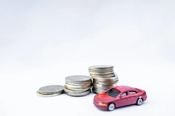 Spielzeugautos mit Goldmünzen zeigen Wachstum und sparen Geld für Autokredite — Stockfoto