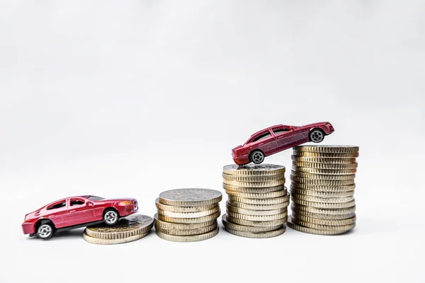 Spielzeugautos mit Goldmünzen zeigen Wachstum und sparen Geld für Autokredite — Stockfoto