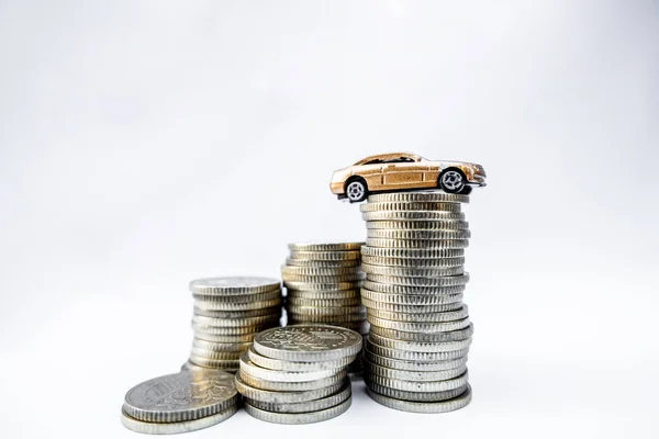 Voitures-jouets avec pièces d'or montrent à la croissance, économiser de l'argent pour les prêts de voiture — Photo