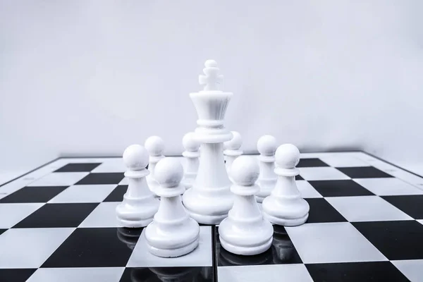 Šachová deska ukazuje vedení, následovníky a strategie obchodních úspěchů — Stock fotografie