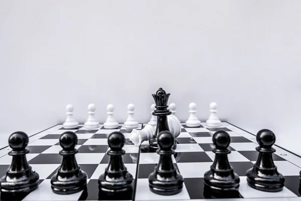 A sakktábla azt mutatja, vezetés, követői és az üzleti siker stratégiák — Stock Fotó