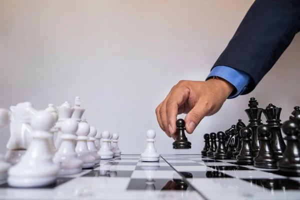 rekabette satranç hareket eden işadamının el, liderlik, takipçileri ve iş başarı stratejileri gösterir