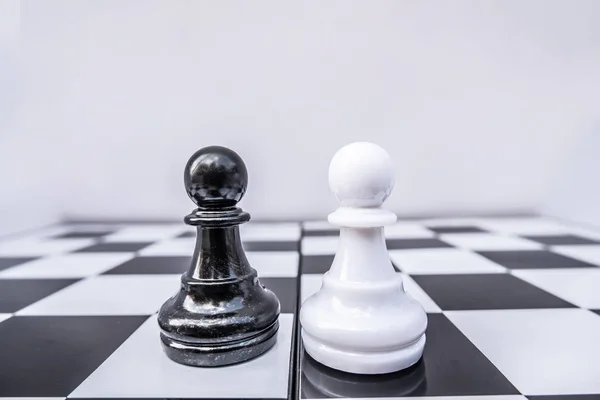 Šachová deska ukazuje vedení, následovníky a strategie obchodních úspěchů — Stock fotografie