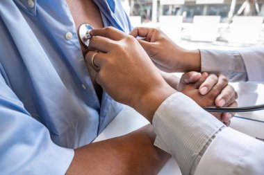 Erkek doktorlar steteskop kullanarak nabız testi yaparlar. Hastanenin sağlık kontrolüne başlayın. Tedavi kavramları ve iyi sağlık