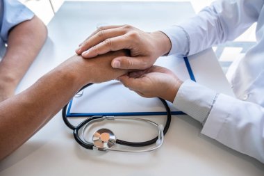 Erkek doktorlar hastanın güvenini korumak ve sağlık hizmetini tavsiye etmek için dost ellerini kullanırlar. Tıbbi kavramlar ve sağlık