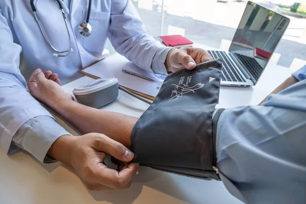 El médico masculino midió la presión arterial, el paciente examinó los latidos del corazón y habló de la atención médica de cerca — Foto de Stock