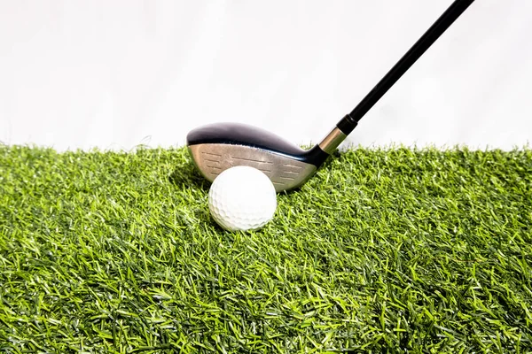 Un club de golf qui est joué par les gens frappant une balle de golf sur un gazon artificiel. Vert signifie être prêt pour le jeu de golf — Photo