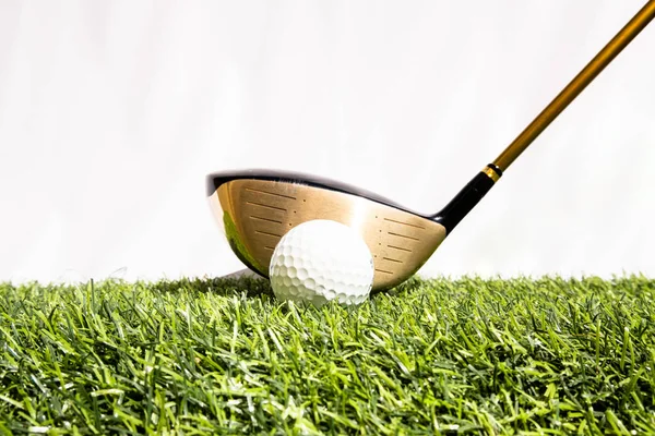 Egy golfütő, amit olyan emberek játszanak, akik golflabdát ütnek egy műfüvön. A zöld azt jelenti, hogy készen állsz a golfozásra. — Stock Fotó