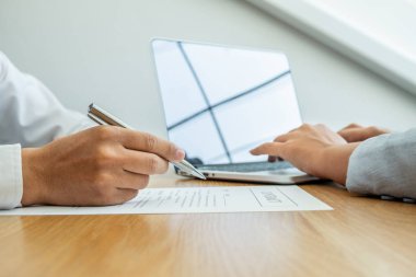 Galeri sözleşmenin ayrıntıları ve kira bilgileri hakkında danışmanlık sunar