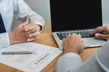 Galeri sözleşmenin ayrıntıları ve kira bilgileri hakkında danışmanlık sunar