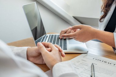 Galeri sözleşmenin ayrıntıları ve kira bilgileri hakkında danışmanlık sunar