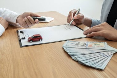 Araba bayisi sigorta detayları ve araç kiralama bilgileri hakkında tavsiyelerde bulunur ve kira sözleşmesini imzaladıktan sonra anahtarları teslim eder