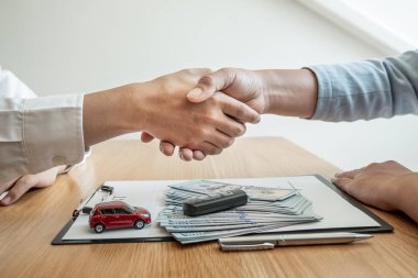 El sıkışan araba galerisi, sigorta detayları ve araba kiralama bilgileri hakkında tavsiyelerde bulunur ve kira sözleşmesini imzaladıktan sonra anahtarları teslim eder.