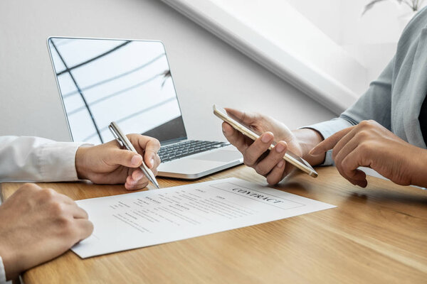 Дилерство предоставляет консультации по деталям контракта и информации об аренде
