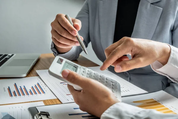 Dois líderes de negócios discutindo os gráficos e gráficos que mostram os resultados, planejando iniciar uma nova estratégia para o grande sucesso — Fotografia de Stock