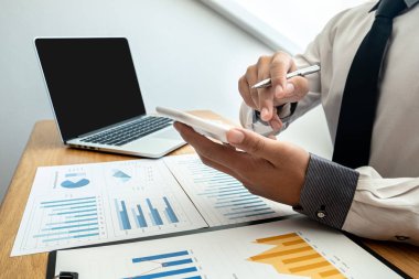 iş lideri kadın planlama yönetimi yeni proje için çizelgeleri ve grafikleri analiz