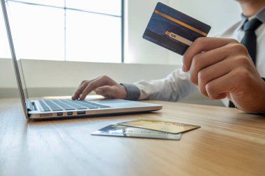 İş adamları çevrimiçi alışveriş ve ödemeleri İnternet üzerinden yapmak için kredi kartları ve dizüstü bilgisayarlar kullanıyorlar