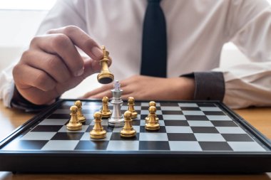 rekabette satranç hareket eden işadamının el, liderlik, takipçileri ve iş başarı stratejileri gösterir