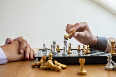 rekabette satranç hareket eden işadamının el, liderlik, takipçileri ve iş başarı stratejileri gösterir