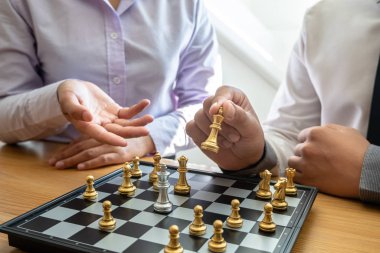 rekabette satranç hareket eden işadamının el, liderlik, takipçileri ve iş başarı stratejileri gösterir