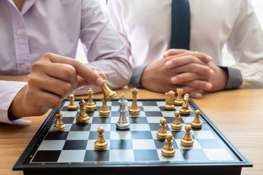 rekabette satranç hareket eden işadamının el, liderlik, takipçileri ve iş başarı stratejileri gösterir