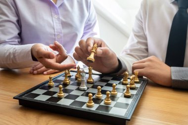 rekabette satranç hareket eden işadamının el, liderlik, takipçileri ve iş başarı stratejileri gösterir