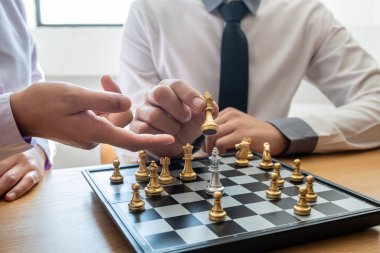 rekabette satranç hareket eden işadamının el, liderlik, takipçileri ve iş başarı stratejileri gösterir