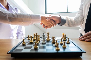 İş adamları yarışmadan sonra el sıkışıyor, liderlik, takipçiler ve ticari başarı stratejileri gösteriyorlar.