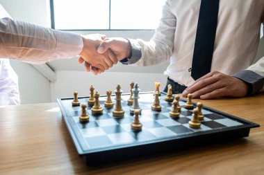 İş adamları yarışmadan sonra el sıkışıyor, liderlik, takipçiler ve ticari başarı stratejileri gösteriyorlar.
