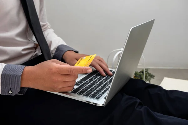 Бізнесмени використовують кредитні картки та ноутбуки для онлайн-покупки та здійснення платежів в Інтернеті — стокове фото