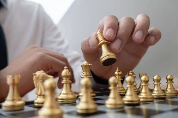 Mano del hombre de negocios moviendo ajedrez en competición, muestra liderazgo, seguidores y estrategias de éxito empresarial —  Fotos de Stock