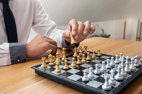 Mano del hombre de negocios moviendo ajedrez en competición, muestra liderazgo, seguidores y estrategias de éxito empresarial — Foto de Stock