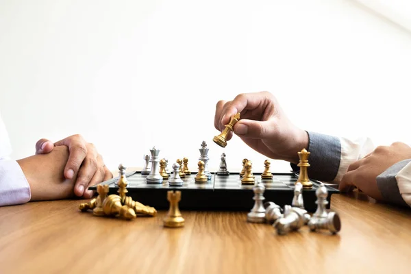 Mano del hombre de negocios moviendo ajedrez en competición, muestra liderazgo, seguidores y estrategias de éxito empresarial — Foto de Stock