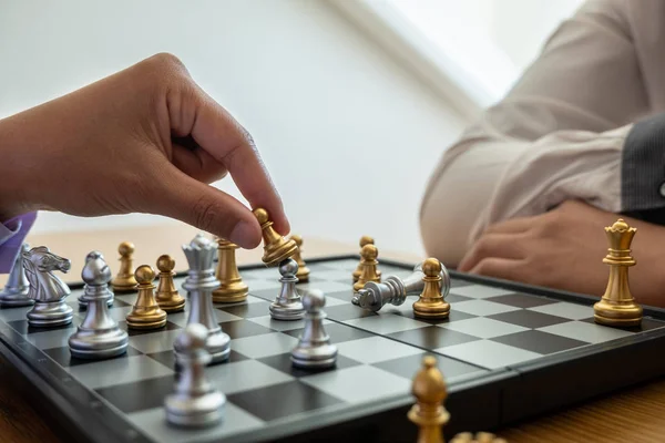 Mano del hombre de negocios moviendo ajedrez en competición, muestra liderazgo, seguidores y estrategias de éxito empresarial — Foto de Stock