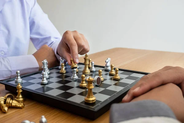 Mano del hombre de negocios moviendo ajedrez en competición, muestra liderazgo, seguidores y estrategias de éxito empresarial — Foto de Stock
