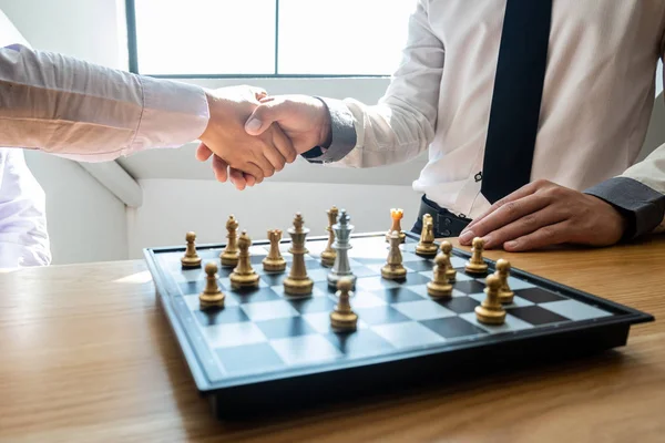 İş adamları yarışmadan sonra el sıkışıyor, liderlik, takipçiler ve ticari başarı stratejileri gösteriyorlar.