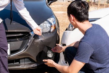 Araba sigortacısı kaza yerini kontrol ediyor. Müşteri, araba için form ve müşteri imzasıyla birlikte araba sigorta acentesinin kaza yerini kontrol ettiğini iddia ediyor. Şeyin...