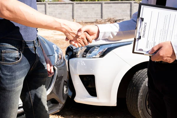 De autoverzekering controleert de plaats van het ongeval. Van de klant, samen met het formulier en de handtekening van de klant voor auto vorderingen en de behandeling van de vordering — Stockfoto