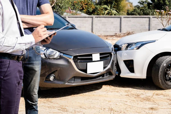 El agente de seguros está revisando el lugar del accidente. Del cliente, junto con el formulario y la firma del cliente para reclamaciones de automóviles y procesar la reclamación — Foto de Stock