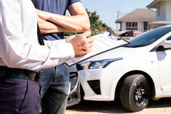 The car insurance agent is checking the accident spot. Of the customer, along with the form and customer signature for car claims And process the claim — 스톡 사진