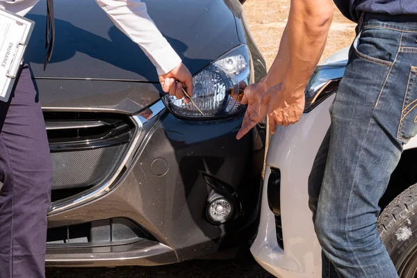 De autoverzekering controleert de plaats van het ongeval. Van de klant, samen met het formulier en de handtekening van de klant voor auto vorderingen en de behandeling van de vordering — Stockfoto