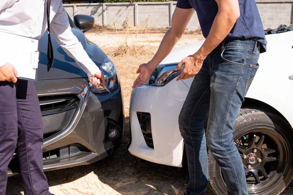 El agente de seguros está revisando el lugar del accidente. Del cliente, junto con el formulario y la firma del cliente para reclamaciones de automóviles y procesar la reclamación — Foto de Stock