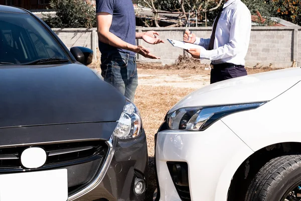 El agente de seguros está revisando el lugar del accidente. Del cliente, junto con el formulario y la firma del cliente para reclamaciones de automóviles y procesar la reclamación — Foto de Stock