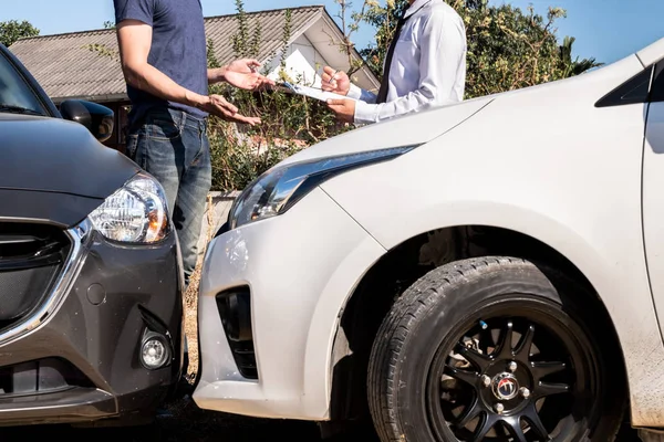 El agente de seguros está revisando el lugar del accidente. Del cliente, junto con el formulario y la firma del cliente para reclamaciones de automóviles y procesar la reclamación — Foto de Stock