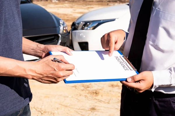 El agente de seguros está revisando el lugar del accidente. Del cliente, junto con el formulario y la firma del cliente para reclamaciones de automóviles y procesar la reclamación — Foto de Stock